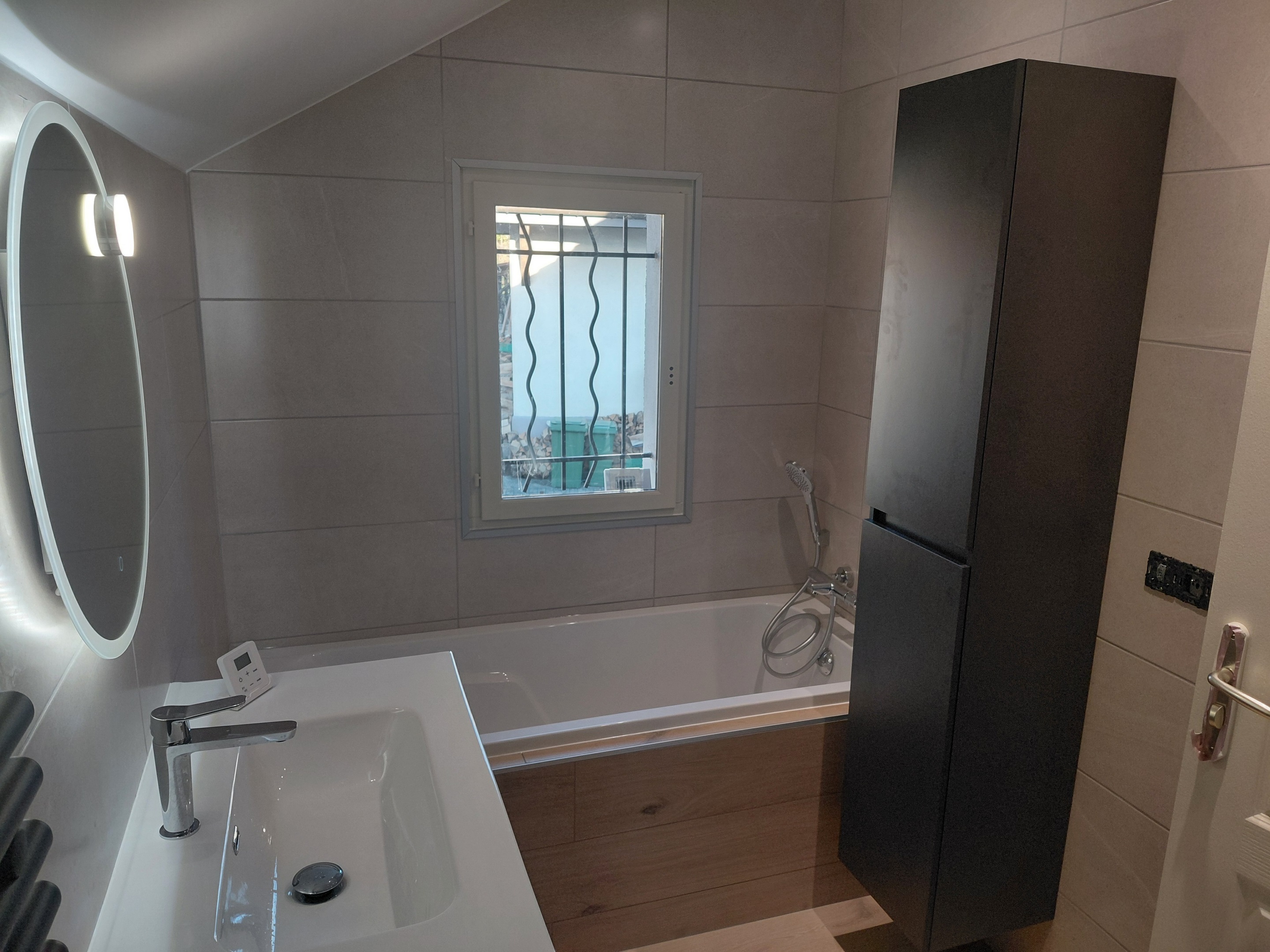 Salle de bain avec baignoire